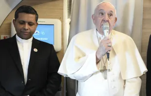Papa Francisco en el avión hacia Bahrein. Crédito: Vatican Media 
