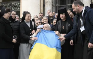 Papa Francisco besa bandera de Ucrania. Foto: Vatican Media 