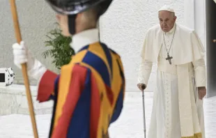 Papa Francisco y Guardia Suizo. (Imagen de archivo). Crédito: Vatican Media 