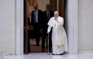 El Papa entra con bastón en el Aula Pablo VI del Vaticano. Crédito: Daniel Ibáñez/ACI Prensa 