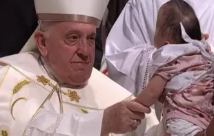 Papa Francisco bendice a bebé enfermo en la Misa del Santuario Nacional de Sainte Anne de Beaupré, Quebec. Crédito: Captura de Vatican Media 