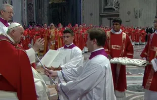 Papa Francisco bendice palios arzobispales. Crédito: Captura de video / Vatican Media. 