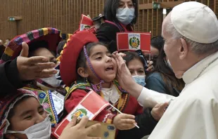 Papa Francisco bendice a grupo procedente de Perú. Foto: Vatican Media 