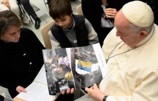 Encuentro entre el Papa Francisco y madre e hijo de Ucrania. Crédito: Vatican Media 