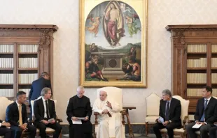 Papa Francisco con organizadores del Campeonato Europeo de Natación 2022. Foto: Vatican Media 