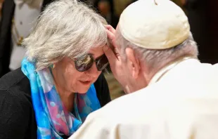 Papa Francisco con mujer ciega en el Vaticano. Crédito: Vatican Media 
