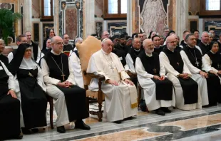 Papa Francisco con miembros de Orden Cisterciense de la Estricta Observancia. Crédito: Vatican Media  