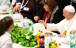 Foto referencial del Papa Francisco en una comida con pobres en el Vaticano. Crédito: Daniel Ibáñez/ACI Prensa 