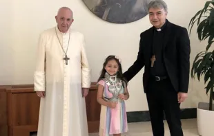 Papa con Noemi y Mons. Domenico Battaglia. Foto: FB Tania Esposito 