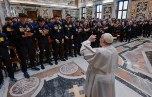 El Papa Francisco recibe a Federación Italiana de Voleibol. Crédito: Vatican Media 