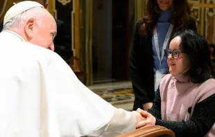 Papa Francisco recibe a grupo de discapacitados en el Vaticano. Crédito: Vatican Media 