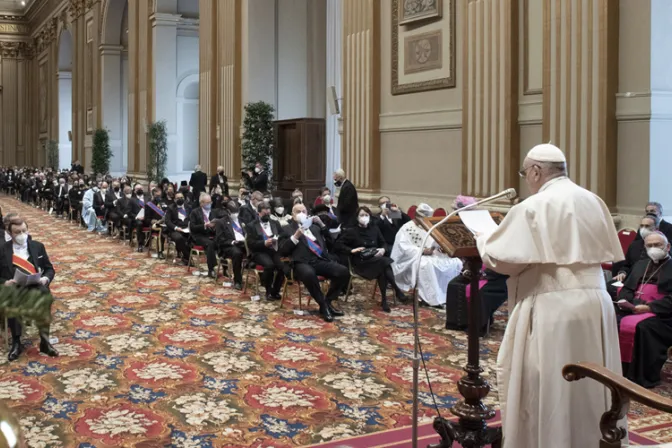 En discurso sobre el estado del mundo, el Papa pide garantizar vacunas y medicinas a todos