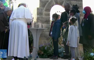 Papa Francisco con migrantes y refugiados en Malta. Foto: Captura video 