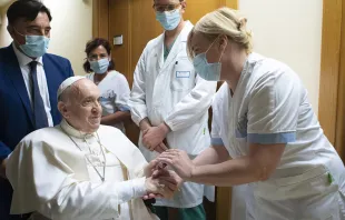 Papa Francisco saluda a enfermeros en el hospital Gemelli. (Imagen de archivo). Foto: Vatican Media 