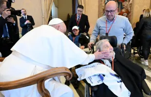El Papa Francisco saluda a una enferma en la audiencia con ARIS. Crédito: Vatican Media 