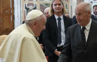 Papa Francisco con ex alumnos de colegio de Viena. Foto: Vatican Media 