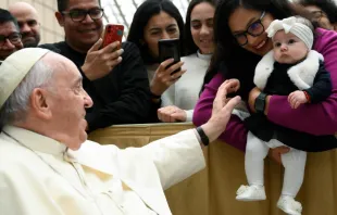El Papa Francisco saluda a las familias del Vaticano. Crédito: Vatican Media 
