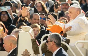 El Papa Francisco saluda a los fieles en la Audiencia General. Crédito: Daniel Ibáñez/ACI Prensa 