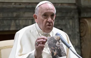 Papa Francisco con foto de refugiado de Siria. Crédito: Vatican Media 