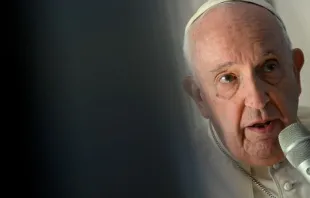 El Papa Francisco durante el vuelo de vuelta de Bahrein. Crédito: Vatican Media 