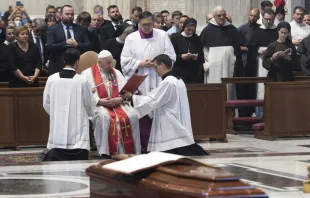 Papa Francisco en el funeral del Cardenal Jozef Tomko. Crédito: Vatican Media 