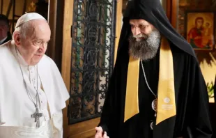 El Papa Francisco y el Arzobispo Metropolitano greco-católico Mons Fülöp Kocsis. Crédito: Daniel Ibáñez / ACI Prensa 