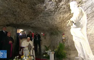 Papa Francisco reza en la gruta de San Pablo en Malta. Foto: Captura video 