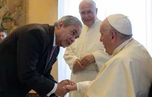 Papa Francisco con historiadores de la Iglesia. Crédito: Vatican Media 