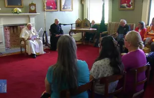 Papa Francisco con indígenas de Canadá. Foto: Captura video 