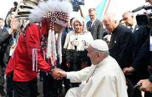 Foto referencial del Papa con jefe indígena en Canadá. Crédito: Vatican Media 