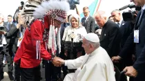 Foto referencial del Papa con jefe indígena en Canadá. Crédito: Vatican Media
