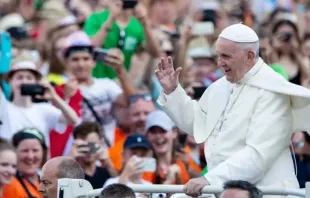 Imagen referencial del Papa Francisco con jóvenes. Crédito: Daniel Ibáñez/ACI Prensa. 