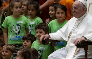 Papa Francisco con jóvenes/Imagen referencial. Crédito: Daniel Ibáñez/ACI Prensa 