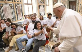 El Papa Francisco en audiencia con jóvenes argentinos. Crédito: Vatican Media 