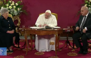 Papa Francisco firma libro de honor en Malta. Foto: Captura Vatican Media 