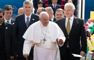 El Papa a su llegada a Budapest hoy, 28 de abril de 2023. Crédito: Daniel Ibáñez / ACI Prensa. 