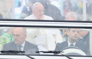 El Papa Francisco saluda a los peregrinos bajo la lluvia. Crédito: Daniel Ibáñez/ACI Prensa 