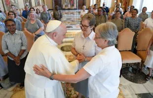 El Papa con las Misioneras Claretianas de María Inmaculada. Crédito: Vatican Media 