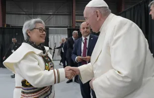 Papa Francisco saluda a mujer durante su viaje en Canadá. Crédito: Vatican Media 