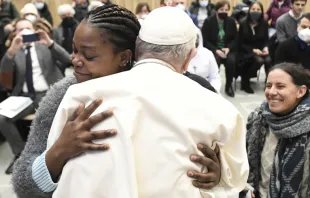 Papa Francisco bendice a víctima de trata. Foto: Vatican Media 