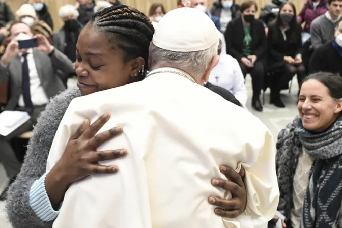 Papa Francisco se reúne en el Vaticano con 2 mujeres víctimas de trata 