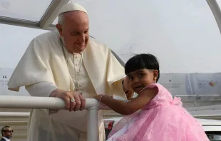 El Papa Francisco saluda a una niña en el Estadio Nacional de Bahrein. Crédito: Vatican Media 