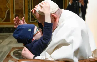 El Papa Francisco saluda a un niño durante la audiencia esta mañana. Crédito: Vatican Media 