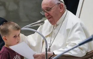 Niño saluda al Papa en la Audiencia General. Crédito: Pablo Esparza: EWTN/ACI Prensa 