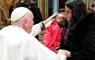 El Papa Francisco saluda a una niña durante la audiencia con "Apoteca Natura". Crédito: Vatican Media 