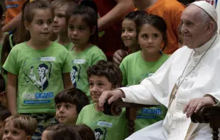 Papa Francisco con niños en la Audiencia General. Crédito: Daniel Ibáñez / ACI Prensa 