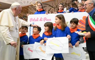 El Papa Francisco saluda a niños en la Audiencia General. Crédito: Vatican Media 