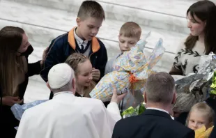 Papa Francisco saluda a niños de Ucrania. Foto: Daniel Ibáñez / ACI Prensa  