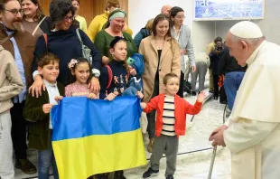 El Papa Francisco saluda a niños de Ucrania en la Audiencia General. Crédito: Vatican Media 