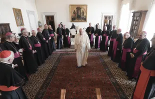 Papa con Obispos españoles en visita Ad Limina. Foto: Vatican Media 